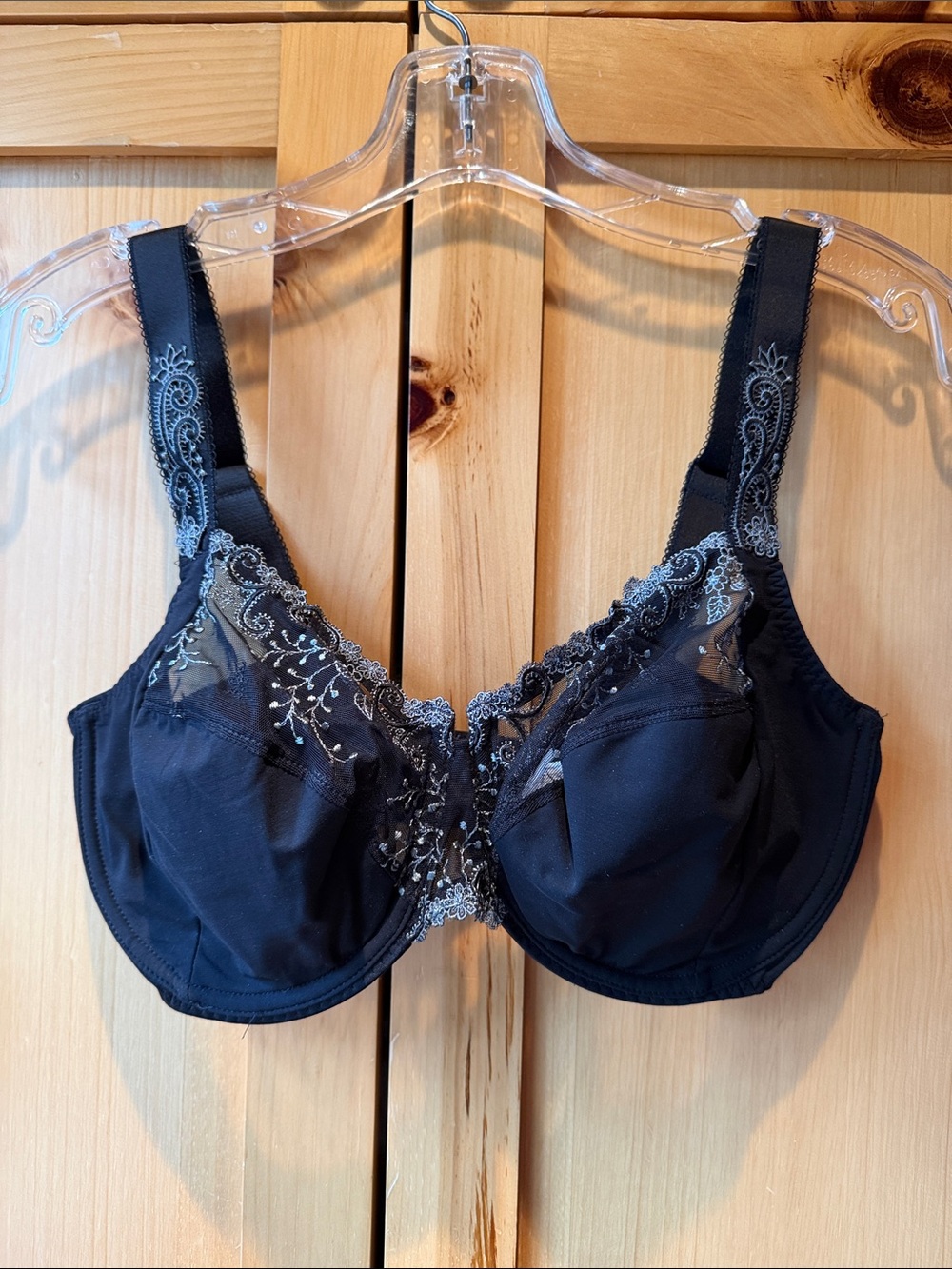 Simone Perele ‘Delice’ Embroidered Underwire Bra
32G. NWOT